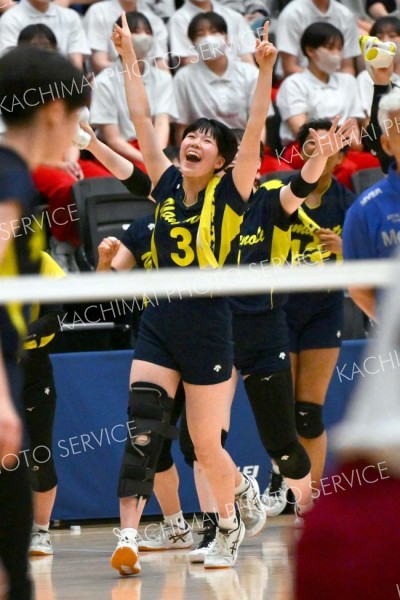 【女子準決勝・札幌山の手―旭川実】第３セット、ポイントが入りベンチ前で喜ぶ札幌＝金野和彦撮影