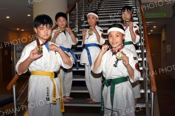 フルコンカラテ極カップで鈴木道場優勝４人、準優勝１人