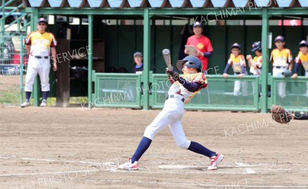 【決勝・ＮＥＸＵＳ―札内南ライオンズ】ＮＥＸＵＳは初回無死満塁で、中川太蔵が左中間へ走者一掃の適時二塁打を放ち、４―０とリードを広げる