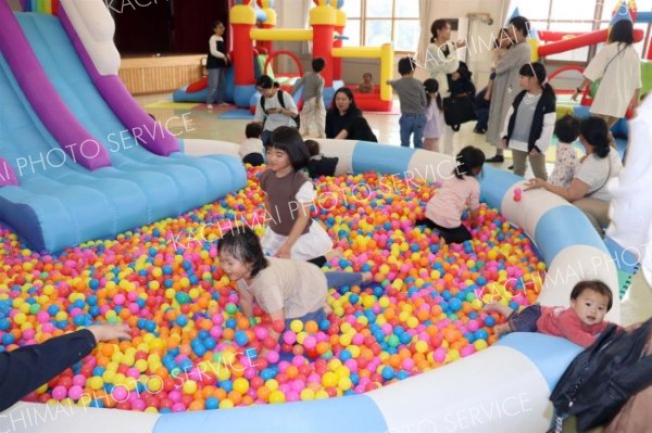 親子連れでにぎわう　清水・御影で「つどいの場・おさがり広場」