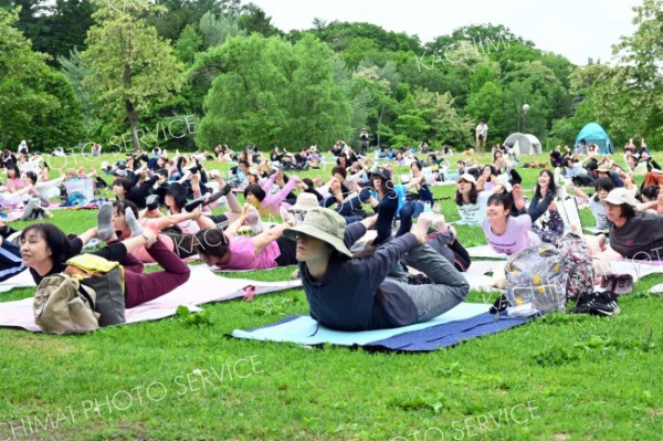 「国際ヨガＤＡＹ」約２００人集う　緑ケ丘公園