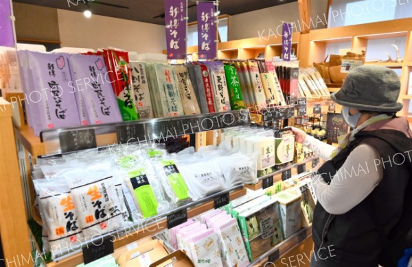 新得自慢のそばもずらり。ショップでは町の特産物も販売