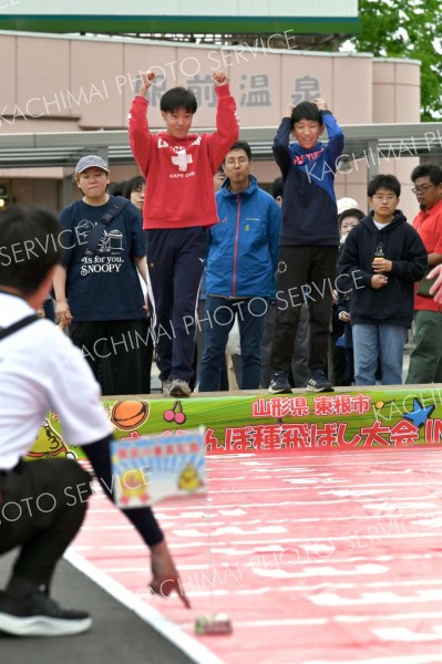新記録！？―。さくらんぼの種飛ばしに挑戦する来場者