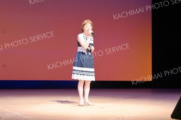 歌声を披露する歌謡部会のメンバー