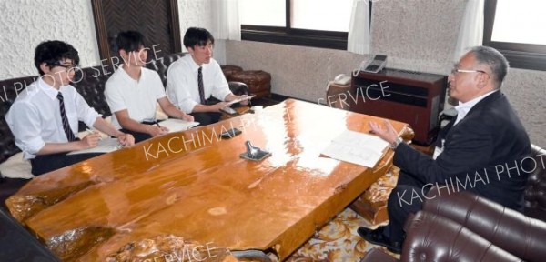 池田町の魅力をマップに　池高生が町長を取材