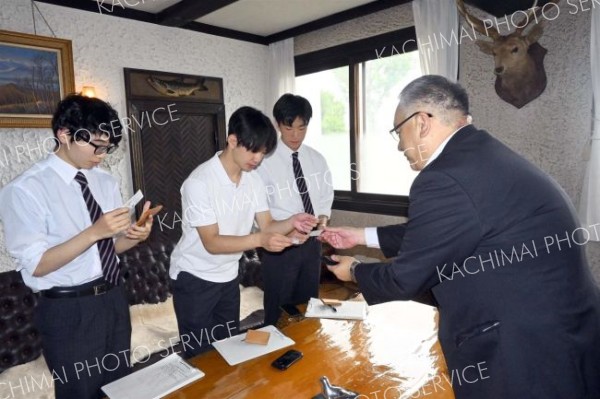 池田町の魅力をマップに　池高生が町長を取材 2
