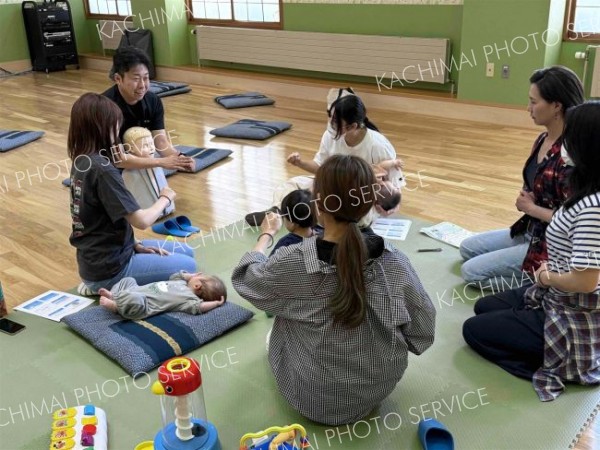 母親らが子どもの救命措置を学ぶ　鹿追で講座