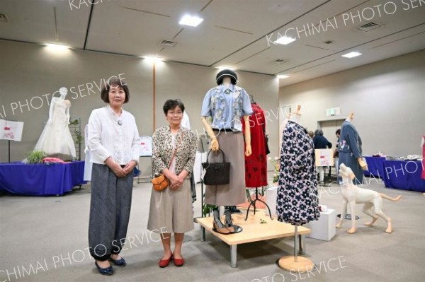 洋裁２年の成果を展示　アトリエＫＡＺＵ生徒の作品展　１５日までとかちプラザで