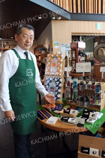 道の駅モチーフにしたラバーキーホルダーなど３商品を紹介する原田部長