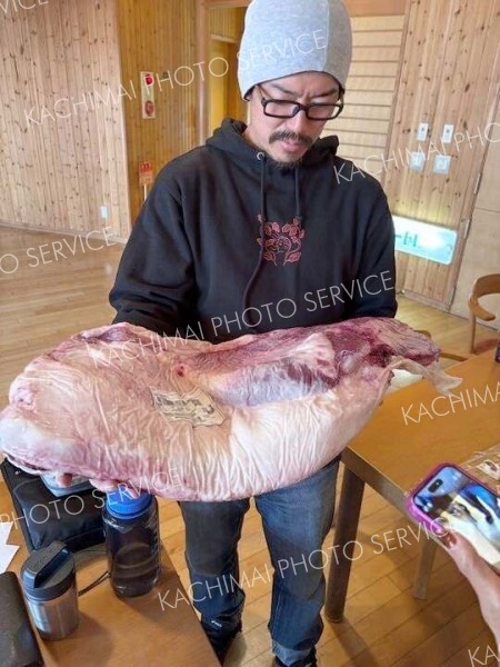 鹿追牛のブリスケットを持つ鹿追バーベキュー研究会代表