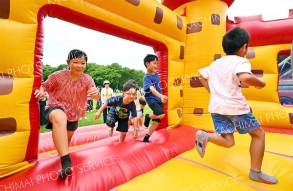 ふわふわ遊具で飛び跳ねる子どもたち（１４日午前１１時４０分ごろ、塩原真撮影）