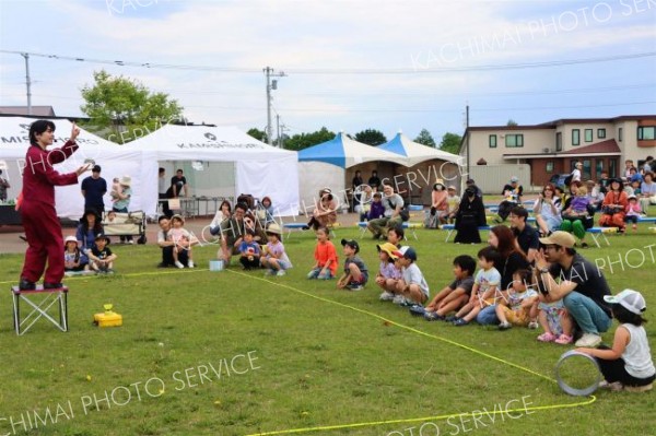 大道芸を楽しむ来場者（１４日午前１０時２０分ごろ）