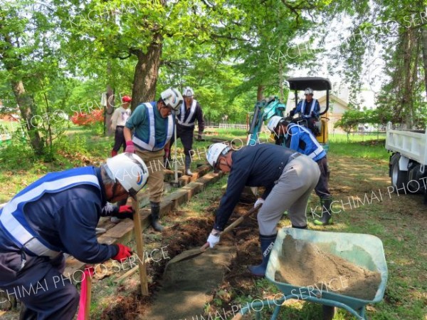 ボランティアで小学校の遊歩道を整備　中札内　畠山建設工業