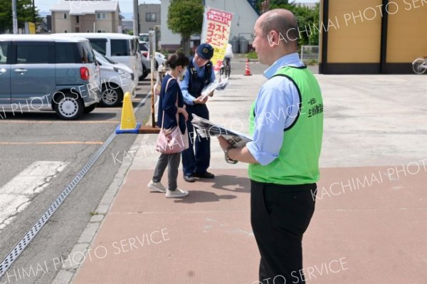 ダイイチ白樺店で行われた詐欺防止の啓発