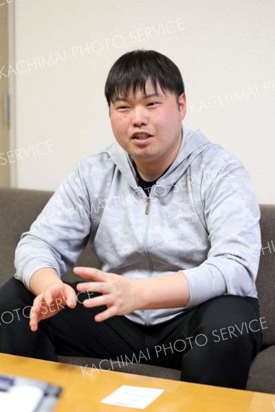 「大変なことも多いが、子どもの成長を感じられるとうれしい」と話す（助川かおる通信員撮影）