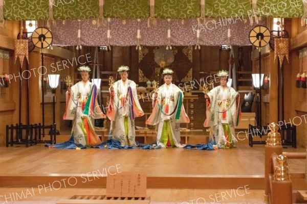 舞奉納し豊作を祈願　帯廣神社春季大祭宵宮祭