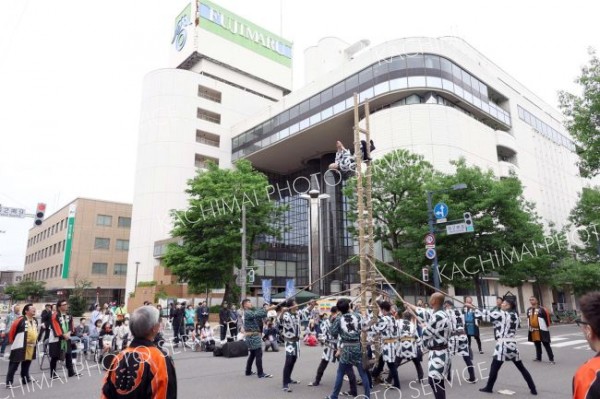 ホコテン初めではしご乗りを披露した帯広若鳶会（１５日午前１０時５０分ごろ、助川かおる通信員撮影）