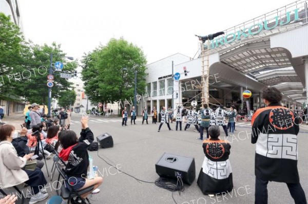 ホコテン初めではしご乗りを披露した帯広若鳶会（１５日午前１０時５５分ごろ、助川かおる通信員撮影）
