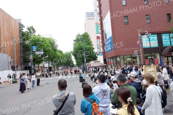 開幕直後のアカペラに聴き入る来場者ら（１５日正午ごろ、助川かおる通信員撮影）