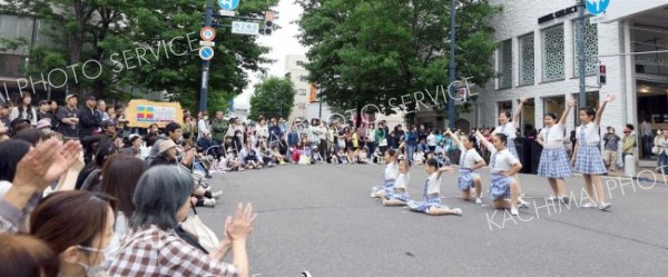 バトンダンスに拍手を送る来場者ら（１５日午後０時半ごろ、助川かおる通信員撮影）