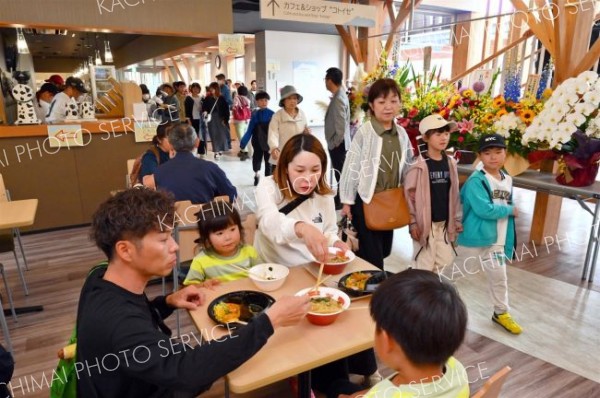 地域交流センター「とくとく」がオープン　新得