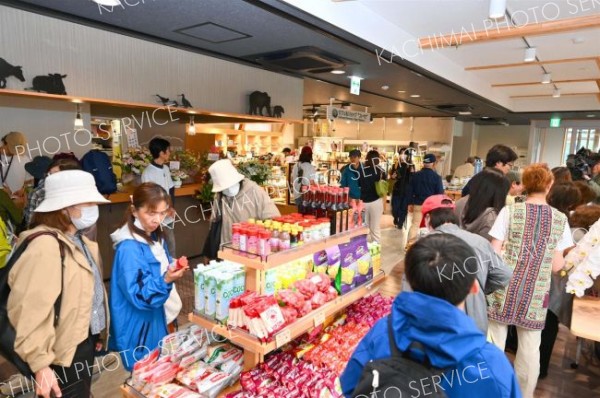新得町地域交流センターオープン（金野和彦撮影）