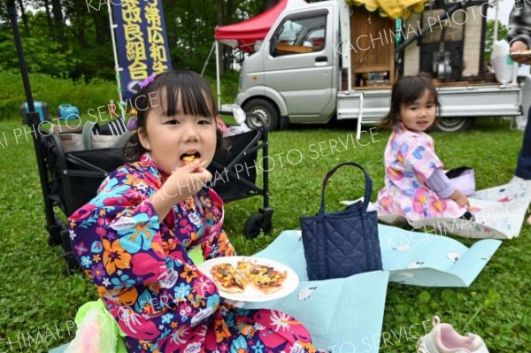 十勝和牛を使ったピザを味わう子ども