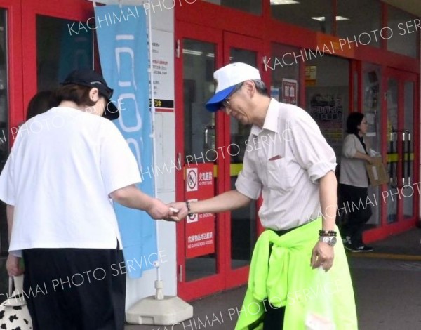 来店客にポケットティッシュを配り献血の協力を呼び掛ける会員