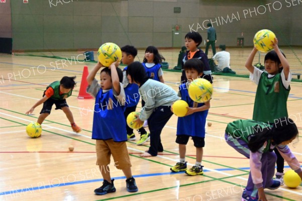 ５年目の活動が始まったいけダッシュで、ボールを使った競技に挑戦する子どもたち