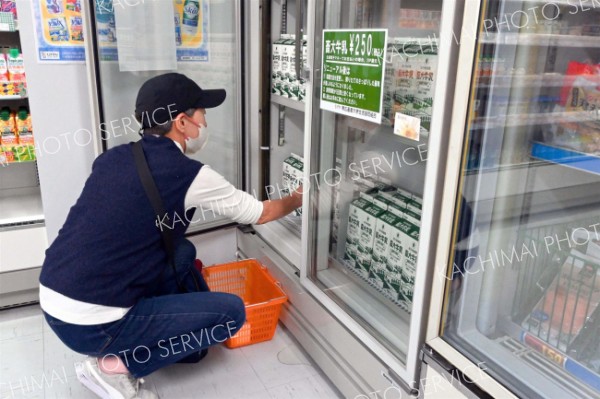 約半年ぶりに販売が再開された畜大牛乳を購入する客（午前１０時１５分ごろ）
