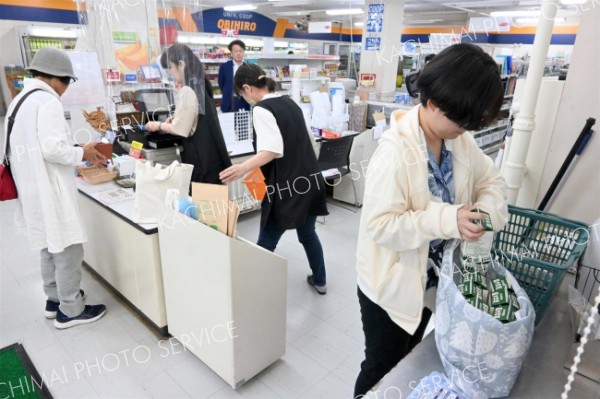 約半年ぶりに販売が再開された畜大牛乳を購入する客（午前１０時２０分ごろ）