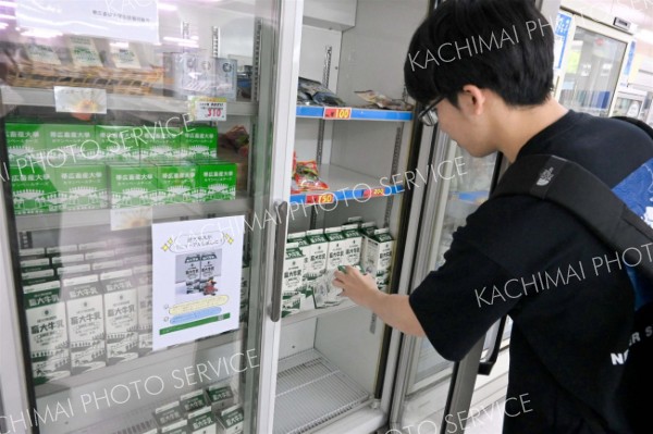 約半年ぶりに販売が再開された畜大牛乳を購入する客（午前１０時２０分ごろ）