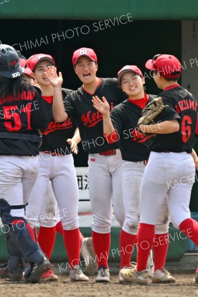 【リーグ戦・旭川明成高―札幌国際大】旭川明成の横山愛ノ音（中央）は守備から戻る仲間をベンチ前で笑顔で出迎える（金野和彦撮影）
