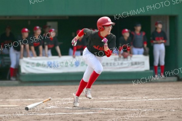 【リーグ戦・旭川明成高―札幌国際大】旭川明成の齋藤陽が右飛を放ち、一塁へ全力疾走（金野和彦撮影）