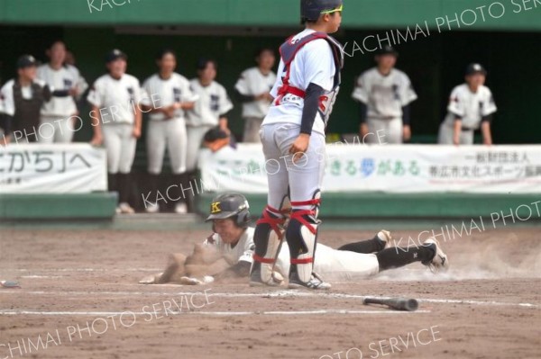 【リーグ戦・駒大苫小牧高―北海道栗山高】駒大苫小牧は７回、２死二塁で高尾玲衣來の右前打で、二走小池夏葵が生還、３―０とする（金野和彦撮影）