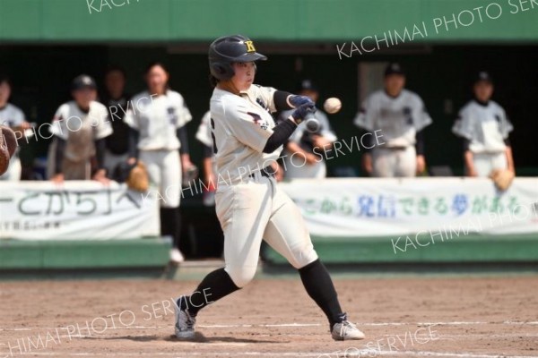 【リーグ戦・駒大苫小牧―北海道栗山高】ファーストストライクを積極的に打つ駒大苫小牧の山本怜旺（金野和彦撮影）