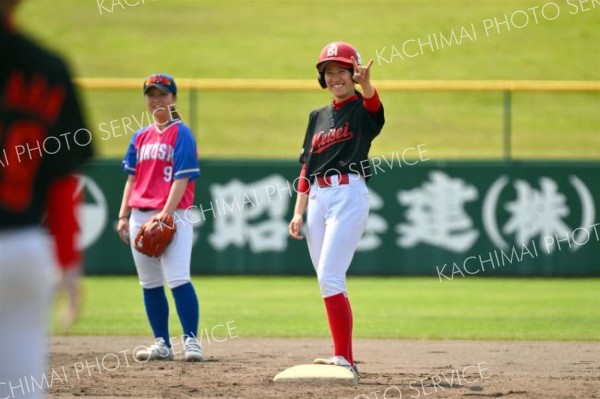 【リーグ戦・旭川明成高―札幌国際大】旭川明成は３回、代走の齋藤陽が二塁へ進塁。一塁走者とアウトカウントを確認する（金野和彦撮影）