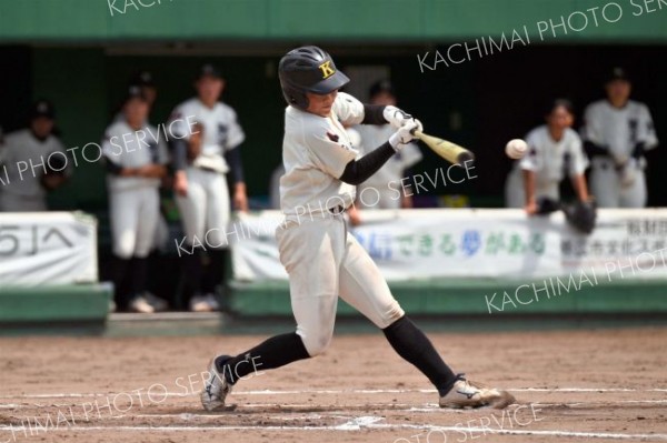 【リーグ戦・駒大苫小牧高―栗山高】５回、無死一、三塁で右前打を放つ、駒大苫小牧の小池夏葵主将（金野和彦撮影）