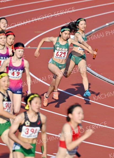 【女子４００メートルリレー決勝】米田紗羽（右）から最終バトンをつなぐ