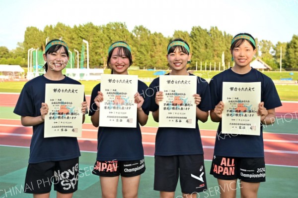 【女子４００メートルリレー決勝】６位に入り賞状を手にする帯南商