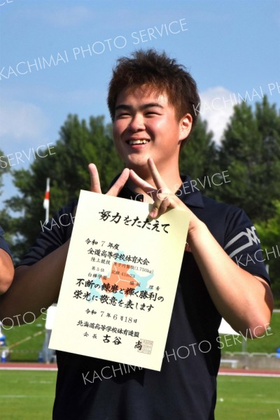男子円盤投げ表彰式で笑顔
