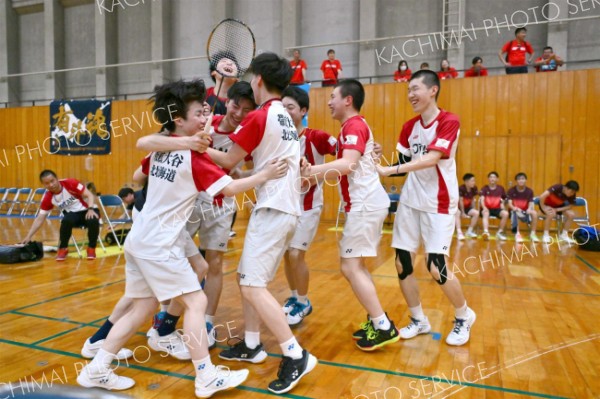 男子団体北北海道決勝で旭川実を下し、インターハイ出場を決め、歓喜に沸く帯大谷の選手たち