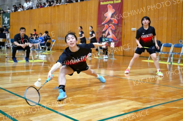 【女子団体戦北北海道準々決勝・帯北―旭川実】第２ゲーム、シャトルをひろう帯北＝金野和彦撮影