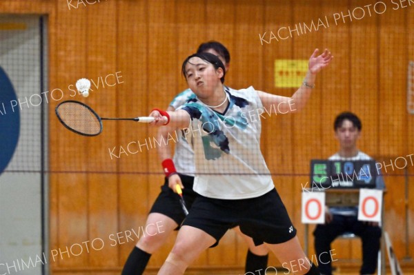 【女子団体戦北北海道決勝・旭川商―旭川実】第２ゲーム、シャトルを打ち返す旭川商（金野和彦撮影）