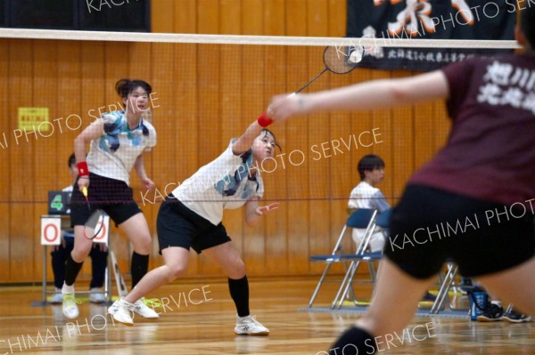 【女子団体戦北北海道決勝・旭川商―旭川実】第２ゲーム、シャトルを打ち返す旭川商＝金野和彦撮影
