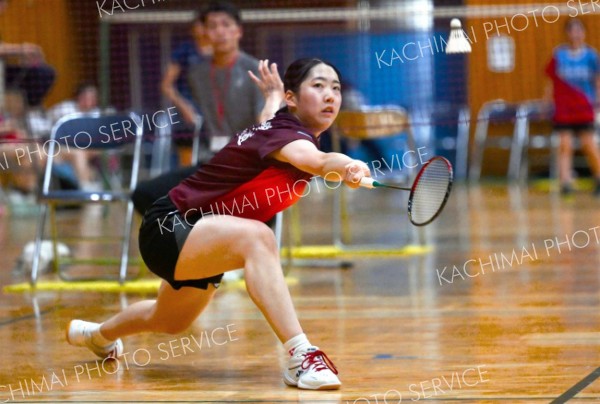【女子団体戦北北海道決勝・旭川実―旭川商】第２ゲーム、シャトルをひろう旭川実＝金野和彦撮影