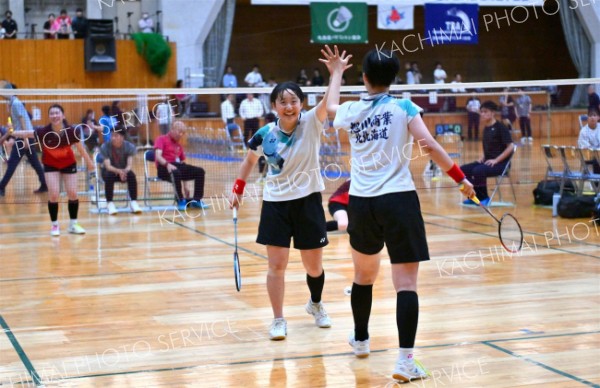 【女子団体戦北北海道決勝・旭川商―旭川実】第２ゲーム、ポイントを奪いタッチを交わす旭川商＝金野和彦撮影