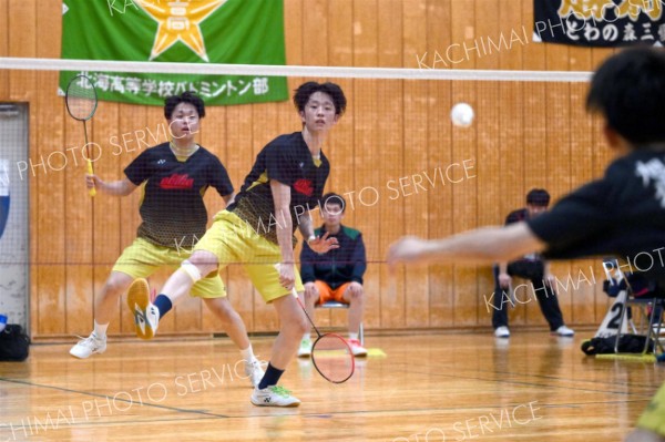 【男子団体戦北北海道準々決勝・帯工―旭川商】第２ゲーム、スマッシュを打ち込む帯工（金野和彦撮影）