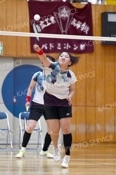 【女子団体戦北北海道決勝・旭川商―旭川実】第２ゲーム、相手のコートに強く打ち込む旭川商（金野和彦撮影）