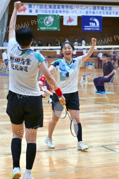 【女子団体戦北北海道決勝・旭川商―旭川実】第２ゲーム終盤、競り合いからポイントを奪いガッツポーズをする旭川商